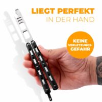 Butterfly Trainer Black in der Hand gehalten